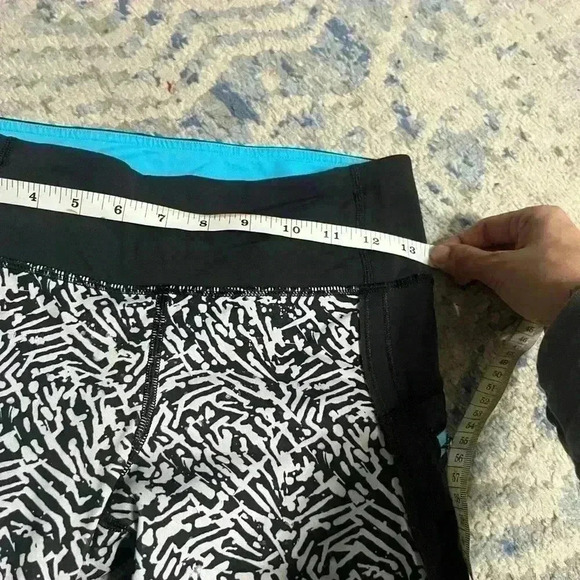 Lululemon Run: Top Speed Crop Mini Brushed Animal Black White  size 4 - Picture 7 of 8
